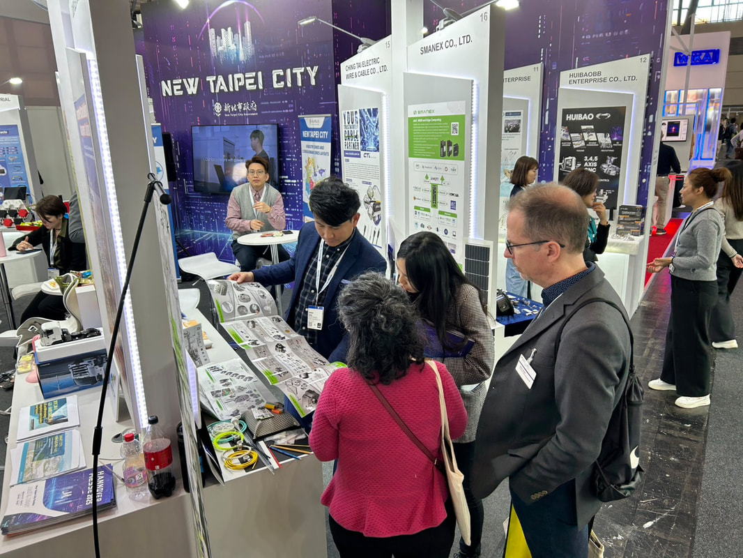 SPiDER EXTRUSION booth at HANNOVER MESSE showcasing extrusion heads, extrusion tooling, and Accessories for extrusion head, with team explaining products to visitors.